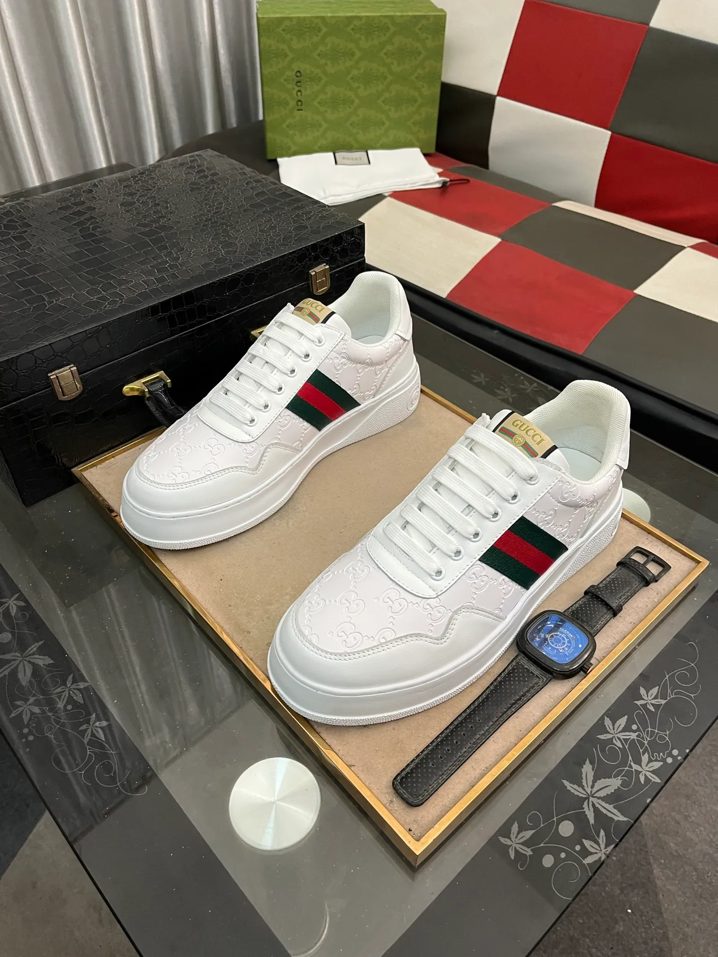 Men's shoes💰420⌚️⌚️[GUCCI] Gucci men's casual shoes are absolutely popular🔥The ultimate matching item for trendy men! The charm of super texture is unstoppable. This is the main recommendation. The upper is made of high-quality cowhide, with pig lining feet and wear-resistant rubber sole. It is noble and elegant! Extremely comfortable🎁🎁You can be as handsome as you want💪 Size 38-44! 2️⃣colors available